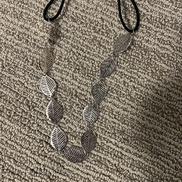 Icing | Feather Headband 🪶 - Picture 2 of 3